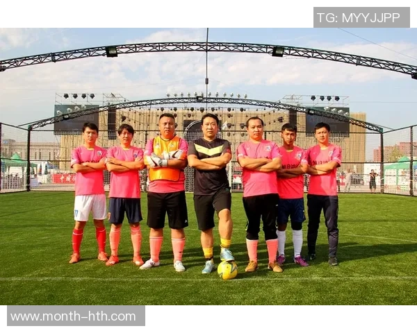 寒冬绿茵场上的激情碰撞足球在冰雪中绽放活力与梦想